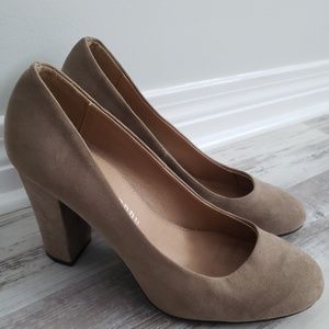 ⭐ Chinese Laundry Tan Pumps ⭐